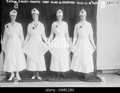 Esther Denny; Dorothy Camp; Alma de Gersdorff; Anstiss de Veau, Foto zeigt Debütanten aus der Saison 1915/1916, die als Kellnerinnen des amerikanischen Roten Kreuzes bei der Fourth Annual International Flower Show in New York City dienten. 1915 und ca. 1920, Glasnegative, 1 negativ: Glas Stockfoto