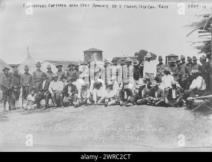 Filibuster, die in der Nähe von Fort Hancock von E Truppe, 13. Cav., 15.08., Foto zeigt eine Gruppe von 24 nicht autorisierten mexikanischen Soldaten, die in der Nähe von Fort Hancock, Texas von Major General Frederick Funston und der 13. Kavallerie E Truppe im August 1915 gefangen genommen wurden., 2.08.15, Glasnegative, 1 negativ: Glas Stockfoto