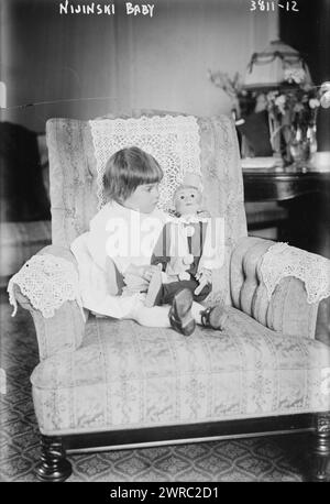 Nijinski Baby, Foto zeigt Kyra Nijinsky, Tochter des russischen Balletttänzers Vaslav Nijinsky (1889-1950) und seiner Frau Romola de Pulszky (1891-1978)., zwischen ca. 1915 und ca. 1920, Glasnegative, 1 negativ: Glas Stockfoto