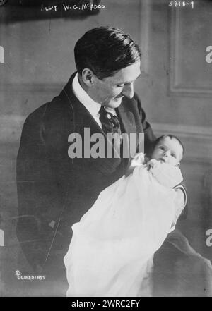 Secy W.G. McAdoo, Foto zeigt William Gibbs McAdoo (1863–1941), Finanzminister im Kabinett von Präsident Woodrow Wilson von 1913 bis 1918 und Ehemann von Wilsons Tochter Eleanor, mit ihrer Tochter Ellen Wilson McAdoo (1914–1946). 1915 und ca. 1920, Glasnegative, 1 negativ: Glas Stockfoto