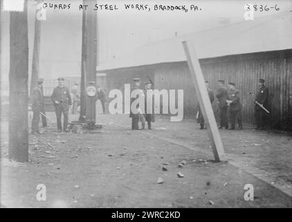 Wärter bei Steel Works, Braddock, Pa., Foto zeigt Wärter im Werk Edgar Thomson Steel Works in Braddock, Pennsylvania, nachdem ein Aufstand ausbrach, als Streikende aus anderen Werken in der Gegend das Werk Thomson aufluden., 1916. Mai, Glass negative, 1 negative: Glass Stockfoto