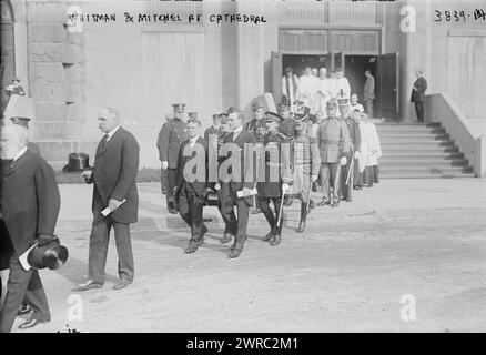 Whitman & Mitchel in der Kathedrale, Foto zeigt Gouverneur Charles Whitman und Bürgermeister John Purroy Mitchel bei der Spatenstich-Zeremonie zum Bau der Kathedrale von St. John the Divine in New York City, 9. Mai 1916, 9. Mai 1916, Glasnegative, 1 negativ: Glas Stockfoto