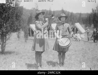 Lucy Hewitt, Marion Post, Foto zeigt ein Lager des Rettungsdienstes auf dem Anwesen von Mr. Und Mrs. Edward Hewitt, Passaic County, nahe Erskine, New Jersey, wo junge Frauen 1916 von Armeeoffizieren in Schießen, militärischen Übungen, Wanderungen und anderen Aktivitäten ausgebildet wurden. Dargestellt sind Lucy Hewitt, eine Tochter der Hewitts, die den Bugle spielt, und Marion Post Playing the Drum., 1916, Glass negative, 1 negative: Glass Stockfoto