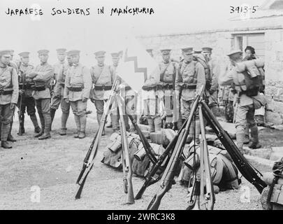 Japanische Soldaten in der Mandschurei, Foto zeigt japanische Soldaten in der Mandschurei mit Flagge des 1. Bataillons der japanischen Armee, zwischen ca. 1915 und 1916, Mandschurei, Glasnegative, 1 negativ: Glas Stockfoto