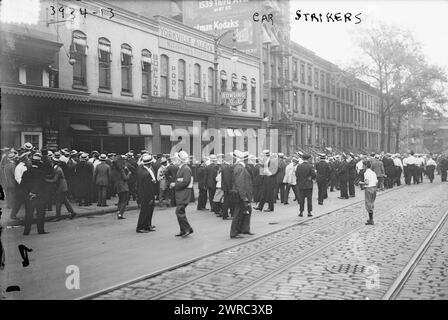 Das Foto zeigt Streikende in New York City auf der East 86th Street während des Streiks der Eisenbahnarbeiter, der im August 1916 begann, 1916 Aug., Glasnegative, 1 negativ: Glas Stockfoto