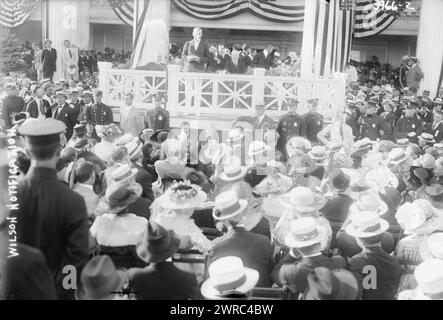 Wilson Notification, Foto zeigt eine Menschenmenge am 2. September 1916, nachdem Woodrow Wilson mitgeteilt hatte, dass er als demokratischer Kandidat für die Präsidentschaftswahl 1916 nominiert wurde. Das Foto wurde im Shadow Lawn Anwesen in New Jersey aufgenommen, das im Sommer 1916 Wilsons Weißes Haus diente., 2. September 1916, Glass negative, 1 negative: Glass Stockfoto