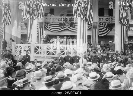 Wilson Notification, Foto zeigt eine Menschenmenge am 2. September 1916, nachdem Woodrow Wilson mitgeteilt hatte, dass er als demokratischer Kandidat für die Präsidentschaftswahl 1916 nominiert wurde. Das Foto wurde auf dem Shadow Lawn Anwesen in New Jersey aufgenommen, das im Sommer 1916 Wilsons weißes Haus war. Das Foto zeigt Präsident Woodrow Wilson im Shadow Lawn in der Nähe von Long Branch, New Jersey Stockfoto