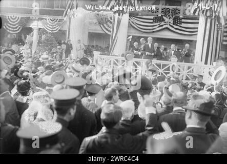 Wilson Notification, Foto zeigt eine Menschenmenge am 2. September 1916, nachdem Woodrow Wilson mitgeteilt hatte, dass er als demokratischer Kandidat für die Präsidentschaftswahl 1916 nominiert wurde. Das Foto wurde im Shadow Lawn Anwesen in New Jersey aufgenommen, das im Sommer 1916 Wilsons Weißes Haus diente., 2. September 1916, Glass negative, 1 negative: Glass Stockfoto