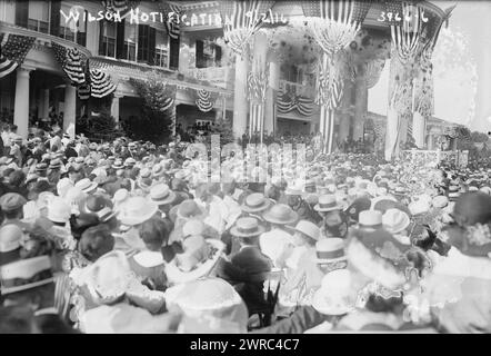 Wilson Notification, Foto zeigt eine Menschenmenge am 2. September 1916, nachdem Woodrow Wilson mitgeteilt hatte, dass er als demokratischer Kandidat für die Präsidentschaftswahl 1916 nominiert wurde. Das Foto wurde im Shadow Lawn Anwesen in New Jersey aufgenommen, das im Sommer 1916 Wilsons Weißes Haus diente., 2. September 1916, Glass negative, 1 negative: Glass Stockfoto