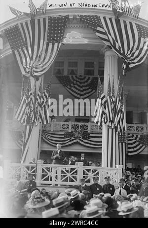 Wilson im Shadow Lawn, Foto zeigt eine Menschenmenge am 2. September 1916, nachdem Woodrow Wilson mitgeteilt hatte, dass er als demokratischer Kandidat für die Präsidentschaftswahl 1916 nominiert wurde. Der große Glatzkopf, der rechts von Wilson steht, ist Senator Ollie Murray James. Das Foto wurde im Shadow Lawn Anwesen in New Jersey aufgenommen, das im Sommer 1916 Wilsons Weißes Haus diente., 12. September 1916, Glass negative, 1 negative: Glass Stockfoto