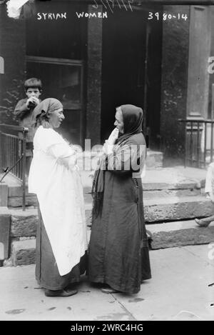 Syrische Frauen, Foto zeigt Frauen, wahrscheinlich arabische Amerikaner, in einer Gegend von Manhattans Lower West Side, bekannt als das 'Herz der arabischen Welt von New York'. Das Viertel Washington Street wurde allgemein als syrische Kolonie bezeichnet., 1916. September 18, Glass negative, 1 negative: Glass Stockfoto