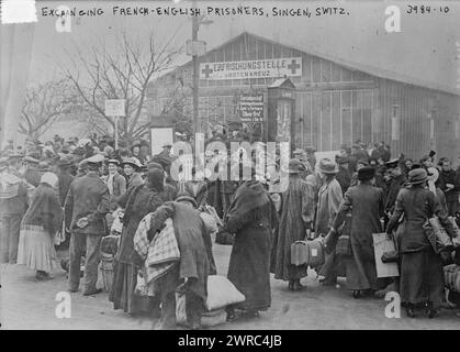 Französisch-englische Gefangene austauschen, Singen, Switz., Foto zeigt einen Gefangenenaustausch in Singen, Deutschland nördlich der deutsch-schweizerischen Grenze während des Ersten Weltkriegs, zwischen ca. 1915 und ca. 1920, Weltkrieg, 1914-1918, Glasnegative, 1 negativ: Glas Stockfoto