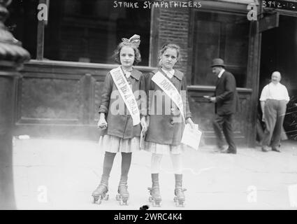 Streik Sympathisanten, Foto zeigt zwei junge Mädchen auf Rollschuhen mit Schärpen "sei kein Schorf.", zwischen ca. 1915 und ca. 1920, Glasnegative, 1 negativ: Glas Stockfoto