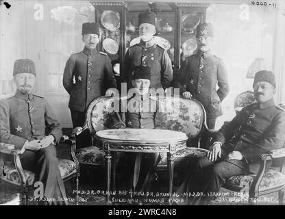 Major Dr. Orhan Bey, Major Dr. Bruning, Major Dr. Ibrahim Refik, Dr. Assaf Dervish Bey, Suleiman Numan Pacha, Dr. Ibrahim Tau Bey, Foto zeigt Dr. Ibrahim Refik Saydam (1881-1942) (links stehend, nicht rechts, wie in der Bildunterschrift angegeben), Süleyman Numan Pascha, Chief Medical Officer der Osmanischen Streitkräfte (in der Mitte sitzend); Dr. Ibrahim Tali Ongoren (1975-1952) Oberärztlicher Offizier der Dritten Armee (rechts sitzend); Dr. Asaf Dervis Pascha (links sitzend), Friedrich Wilhelm Johann Brüning (stehend in der Mitte) und möglicherweise Orhan Abdi (Kurtaran) (1877-1948) (rechts stehend). Stockfoto