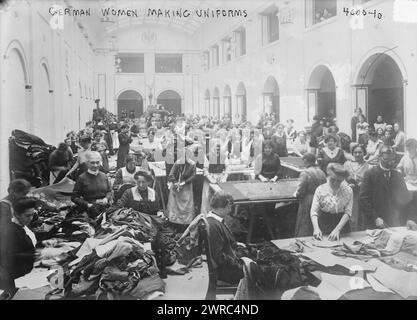 Deutsche Frauen machen Uniformen, zwischen ca. 1915 und ca. 1920, Glasnegative, 1 negativ: Glas Stockfoto