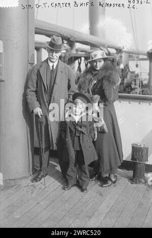 Sir G.T. Carter & Wife & Master J.C., Foto zeigt Sir Gilbert Thomas Carter (1848–1927), einen britischen Verwaltungsbeamten der Royal Navy und Kolonialbeamten, zusammen mit seiner zweiten Frau Gertrude Codman Parker und seinem Sohn John Codman Carter., 27. Oktober 1916, Glass negative, 1 negative: Glass Stockfoto