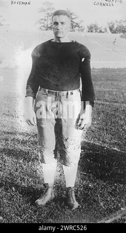 Hoffman, Cornell, Foto zeigt Arthur L. Hoffman, ein Fußballspieler an der Cornell University. 1915 und ca. 1920, Glasnegative, 1 negativ: Glas Stockfoto