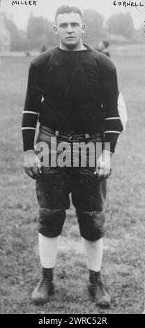 Miller, Cornell, Foto zeigt Peter Paul Miller (* 1988), der an der Cornell University Football spielte. 1915 und ca. 1920, Glasnegative, 1 negativ: Glas Stockfoto