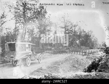 Amerikanischer Krankenwagen in der Nähe von Les Eparges, Foto zeigt einen amerikanischen Krankenwagen in der Nähe von Les Eparges, Frankreich während des Ersten Weltkriegs, zwischen ca. 1915 und 1918, Weltkrieg, 1914-1918, Glasnegative, 1 negativ: Glas Stockfoto