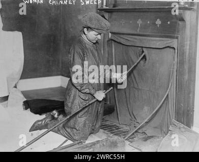 Frau Schornsteinfeger, Foto zeigt eine Frau, die einen Schornstein reinigt, wahrscheinlich in England während des Ersten Weltkriegs, zwischen ca. 1915 und 1918, Weltkrieg, 1914-1918, Glasnegative, 1 negativ: Glas Stockfoto