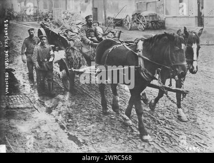 Verwundete russische Gefangene, Foto zeigt verwundete russische Gefangene, die während des Ersten Weltkriegs in einem Pferdewagen durch eine Straße zwischen ca. 1915 und ca. 1918, Weltkrieg, 1914-1918, Glasnegative, 1 negativ: Glas Stockfoto