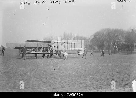 Ruth Law auf Gov's Island, Foto zeigt die Pilotin Ruth Law, die nach ihrem Flug von Chicago im November 1916 auf Governor's Island in New York eintraf., 20. November 1916, Glass negative, 1 negative: Glass Stockfoto