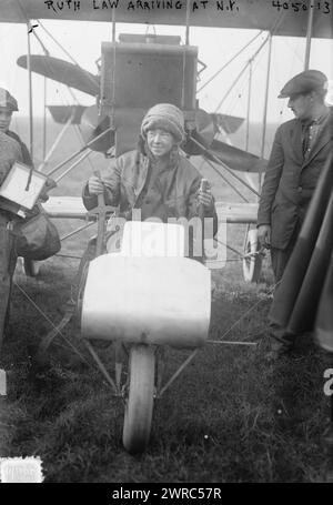 Ruth Law kommt im Flugzeug von New York an, Foto zeigt die Pilotin Ruth Law, die nach ihrem Flug aus Chicago am 20. November 1916 auf Governor's Island in New York ankommt, 20. November 1916, Glass Negatives, 1 negativ: Glas Stockfoto