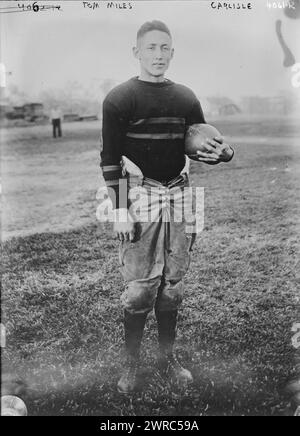 Tom Miles, Carlisle, Foto zeigt Tom Miles, der im Football-Team an der Carlisle Indian Industrial School in Carlisle, Pennsylvania war. 1915 und 1918, Glasnegative, 1 negativ: Glas Stockfoto