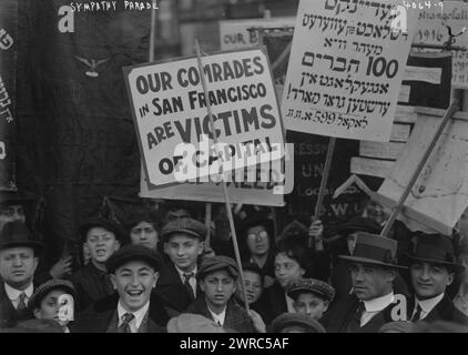 Sympathy Labor Parade, 1916, Foto zeigt Menschen bei einer Labor Sympathy Parade in New York City am 2. Dezember 1916. Die Leute halten ein Schild mit der Aufschrift "unsere Kameraden in San Francisco sind Opfer des Kapitals" und ein Schild auf Jiddisch. 2. Dezember 1916, Glasnegative, 1 negativ: Glas Stockfoto