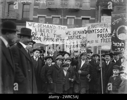 Sympathy Labor Parade, 1916, Foto zeigt die Menschenmenge bei einer Labor Sympathy Parade in New York City am 2. Dezember 1916. Die Leute halten Schilder mit der Aufschrift: "Wir fordern die Freiheit aller Arbeitsgefangenen", "Wir fordern Gerechtigkeit für die Minnesota-Gefangenen" und "unsere Brüder im Minnesota-Gefängnis müssen freigelassen werden." Ein anderes Zeichen ist auf Jiddisch. 1916. Dezember 2., Glasnegative, 1 negativ: Glas Stockfoto