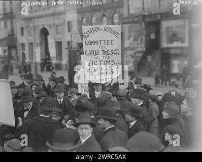 Sympathy Labor Parade, 1916, Foto zeigt eine Menschenmenge bei einer Labor Sympathy Parade in New York City am 2. Dezember 1916 mit einem Banner mit der Aufschrift: 'Agitation & Defence Committee for Carlo Tresca and the Opfers of the Capitalist Reaction in America.', 1916. Dezember 2, Glass negative, 1 negative: Glass Stockfoto