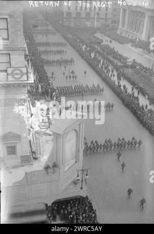 Rückkehr der 7th Reg't, Foto zeigt Soldaten, die nördlich auf der Fifth Avenue in New York City marschieren. Rechts oben befindet sich die New York Public Library, links das Astor Trust Building. Die Parade fand am 28. November 1916 statt, um die Rückkehr des 7. Regiments von der mexikanischen Grenze zu feiern., 28. November 1916, Glass negative, 1 negative: Glass Stockfoto