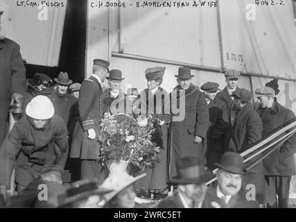 Lt. Komm. Enochs, C.H. Dodge, H. Morgenthau & Ehefrau, Foto zeigt Lt. Commander John Matt Enochs (1878–1932), Captain des Caesar; Cleveland Hoadley Dodge (1860–1926), Gründer des American Committee for Armenian and Syrian Relief; Henry Morgenthau (1856–1946), Botschafter im Osmanischen Reich (1913–1916) und seine Frau Josephine Sykes Morgenthau. Sie sind im Cäsar versammelt, der im Dezember 1916 Hilfsgüter an Armenier und Syrien brachte., 1916. Dezember, Glasnegative, 1 negativ: Glas Stockfoto