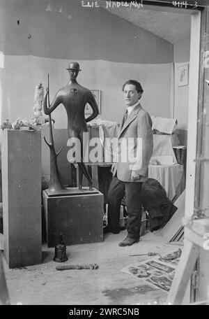 Elie Nadelman, Foto zeigt den Polnisch-amerikanischen Bildhauer Elie Nadelman (1882–1946) in seinem Atelier mit Skulptur., 26. Dezember 1919, Glasnegative, 1 negativ: Glas Stockfoto