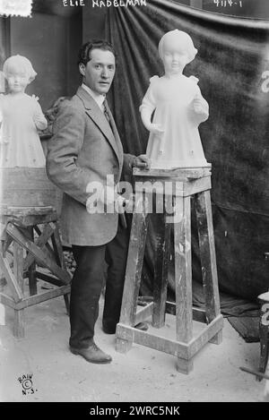 Elie Nadelman, Fotografie zeigt den Polnisch-amerikanischen Bildhauer Elie Nadelman (1882–1946) in seinem Atelier mit Skulptur., 20. Januar 1917, Glasnegative, 1 negativ: Glas Stockfoto