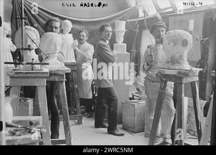 Elie Nadelman, Foto zeigt den Polnisch-amerikanischen Bildhauer Elie Nadelman (1882–1946) in seinem Atelier mit Skulptur., zwischen ca. 1915 und ca. 1920, Glasnegative, 1 negativ: Glas Stockfoto