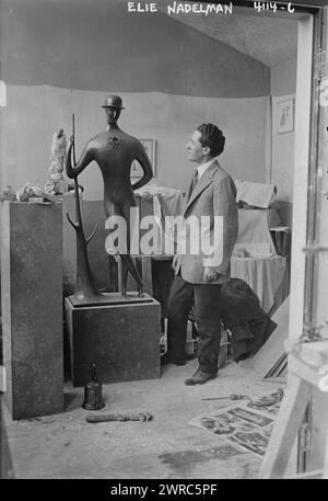 Elie Nadelman, Foto zeigt den Polnisch-amerikanischen Bildhauer Elie Nadelman (1882–1946) in seinem Atelier mit Skulptur., 26. Dezember 1919, Glasnegative, 1 negativ: Glas Stockfoto