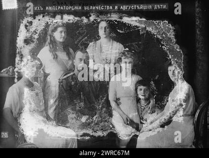 Das Foto zeigt Mitglieder der Romanovs, der letzten königlichen Familie Russlands, die nach der Februarrevolution von 1917 ins Exil nach Tobolsk geschickt wurden. Stehen (von links nach rechts) Marie und Königin Alexandra. Sitzplätze (von links nach rechts) sind Zar Nikolaus II., Anatasia, Alexei und Tatiana., 19. März 1917, Glasnegative, 1 negativ: Glas Stockfoto