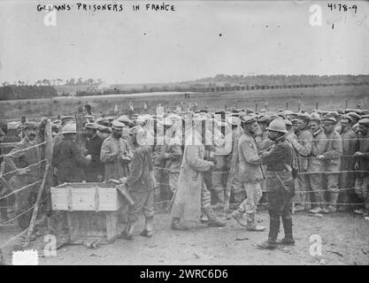 Deutsche Gefangene in Frankreich, Foto zeigt deutsche Gefangene, die möglicherweise während des Ersten Weltkriegs Lebensmittel oder Vorräte von Lagerpersonal in Frankreich erhalten, zwischen 1914 und 1918, Weltkrieg, 1914-1918, Glasnegative, 1 negativ: Glas Stockfoto