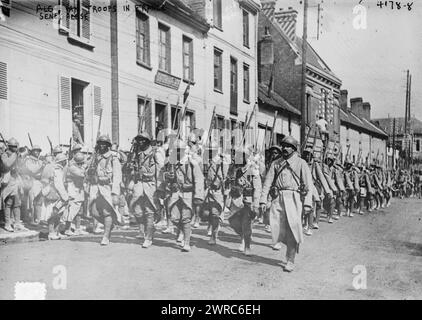 Senegalesische Truppen in Frankreich, Foto zeigt afrikanische senegalesische Soldaten, die während des Ersten Weltkriegs eine Straße in einer Stadt in Frankreich entlang marschieren, zwischen 1914 und 1918, Weltkrieg, 1914-1918, Glas negative, 1 negativ: Glas Stockfoto