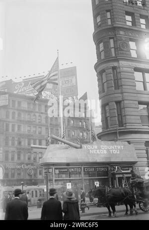 Recruiting Address, 23d & Broadway, N.Y., Foto zeigt das Flatiron Building, New York City, mit Recruiting-Schildern für den Ersten Weltkrieg: 'Your Country Needs You.', zwischen 1917 und 1918, Glasnegative, 1 negativ: Glas Stockfoto