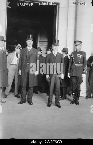 Balfour, Lansing, Foto zeigt Arthur James Balfour, links, britischer Außenminister; und Robert Lansing, rechts, Secretary of State; aufgenommen in Union Station, Washington, D.C., als die britische Kommission am 22. April 1917 ankam., 22. April 1917, Glass negative, 1 negative: Glass Stockfoto