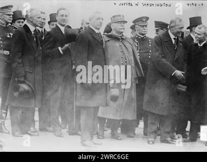 Joffre in Washington, Foto zeigt von links nach rechts: William Wright Harts (1866–1961), Militärhelfer von Präsident Woodrow Wilson; Frank Lyon Polk (1871–1943), Berater des Außenministeriums der Vereinigten Staaten; Franklin D. Roosevelt (1882–1945), Assistant Secretary of the Navy; Robert Lansing (1864–1928), US-Außenminister; Marschall Joseph Jacques Césaire Joffre (1852-1931) französischer General; Hugh Lenox Scott (1853-1934), Stabschef der US-Armee; René Viviani (1863-1925), ehemaliger Premierminister Frankreichs; und Jean Jules Jusserand (1855-1932) Stockfoto