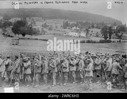 Deutsche Gefangene in Frankreich, die von der Arbeit zurückkehren, Foto zeigt deutsche Gefangene mit Spaten auf einem Feld in Frankreich während des Ersten Weltkriegs, 1917, Weltkrieg, 1914-1918, Glasnegative, 1 negativ: Glas Stockfoto