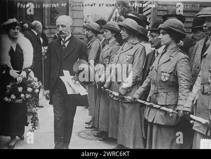 Prinzessin Arthur of Connaught bei der Frauenausstellung, Foto zeigt Prinzessin Arthur of Connaught (1891–1959), die während des Ersten Weltkriegs an ihrer Ehrengarde der Mitglieder des Women Signallers Territorial Corps im Princes' Skating Club in Knightsbridge, London, England, zwischen ca. 1915 und 1918, Glasnegative, 1 negativ: Glas Stockfoto