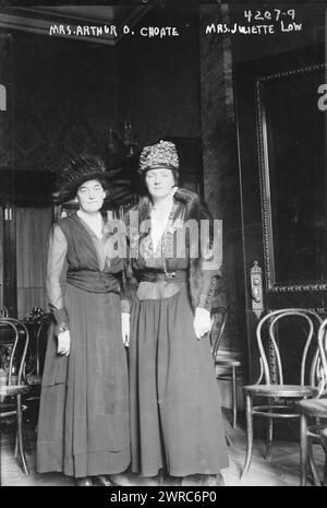 Mrs. Juliette Gordon Low (links) Mrs. Arthur O. Choate (Anne Hyde Choate) (rechts), Foto zeigt Juliette Gordon Low (1860-1927), Gründerin der Girl Scouts of the USA mit ihrer Patentochter Anne Hyde Clarke Choate (1886-1967), die auch eine Leiterin der Girls Scouts Organisation war. 1915 und ca. 1920, Glasnegative, 1 negativ: Glas Stockfoto