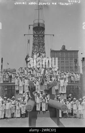 Junior Naval Scouts auf RECRUIT, Foto zeigt Mitglieder der Junior Naval Scouts an Bord der U.S.S. Recruit, einem gefälschten Schlachtschiff, das von der Navy am Union Square, New York City gebaut wurde, um Seeleute zu rekrutieren und Liberty Bonds während des Ersten Weltkriegs zu verkaufen Das Foto wurde am Memorial Day, 30. Mai 1917, dem Tag des 'Starts' des Schiffes, 1917. Mai 30, Weltkrieg, 1914-1918, Glasnegative, 1 negativ: Glas Stockfoto