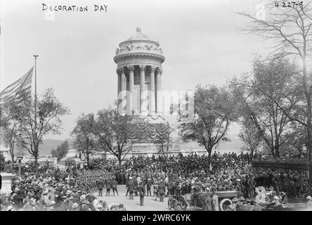 Dekorationstag 1917, Foto zeigt die Feierlichkeiten zum Memorial Day auf der Fifth Avenue, am Soldiers' and Sailors' Monument in Riverside Park, New York City, 30. Mai 1917, 1917, Glasnegative, 1 negativ: Glas Stockfoto