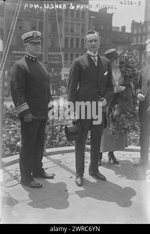 Das Foto zeigt den New Yorker Bürgermeister John Purroy Mitchel (1879–1918) und Admiral Usher auf der U.S.S. Recruit, einem gefälschten Schlachtschiff, das von der Navy am Union Square gebaut wurde, um Seeleute zu rekrutieren und Liberty Bonds während des Ersten Weltkriegs zu verkaufen Das Foto wurde am Memorial Day, 30. Mai 1917, dem Tag des 'Starts' des Schiffes, 1917. Mai 30, Glass negative, 1 negative: Glass gemacht Stockfoto