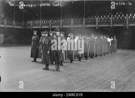 Das Foto zeigt die Mitglieder des Women's Motor Corps der National League for Women's Service im 71st Regiment Armory, New York City, Mai 1917, während des Ersten Weltkrieges, 1917 Mai, Weltkrieg, 1914-1918, Glass negative, 1 negativ: Glas Stockfoto